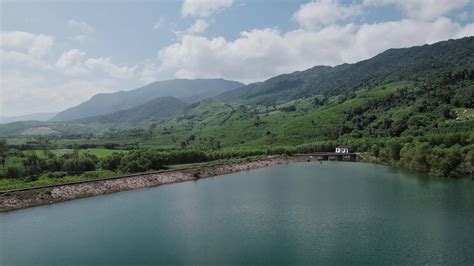 Liujiaxia Reservoir:  A Serene Oasis Amidst Ancient History!