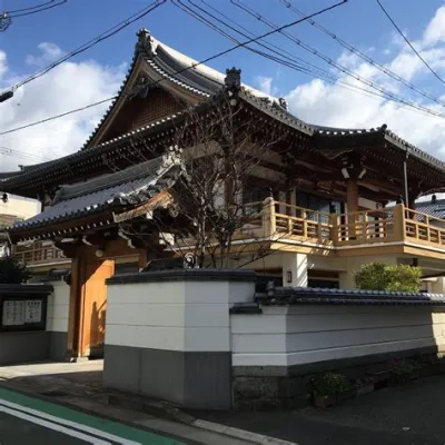 Gokuraku-ji Temple: A Glimpse into Edo Period Serenity and Architectural Marvels!